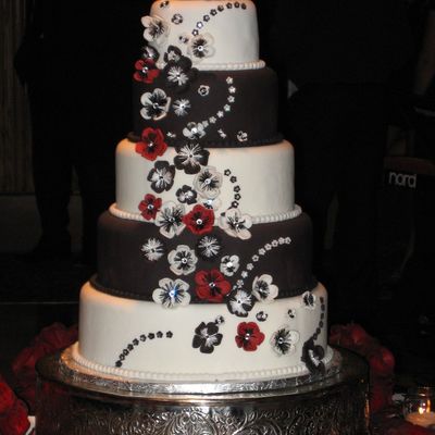 Red, White And Black Round Wedding Cake
