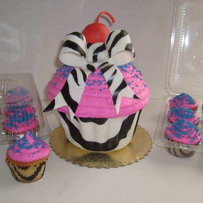 Giant Cupcake W/ Little Cupcakes