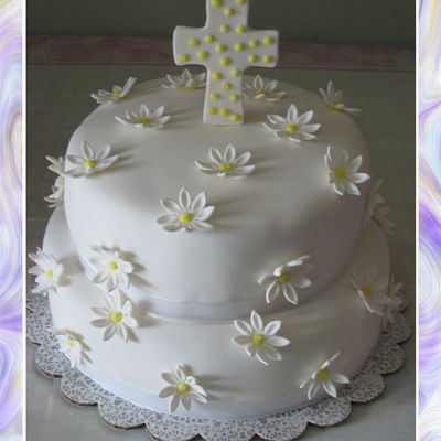 Baptisim Cake With Daisies