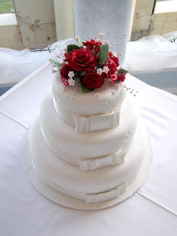 Red Roses Round Wedding Cake