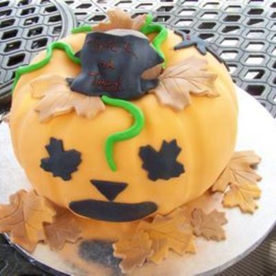 Jack-O-Lantern Pumpkin Spiced Cake.