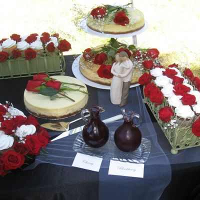 Cheesecake And Cupcake Bouquet Red/white