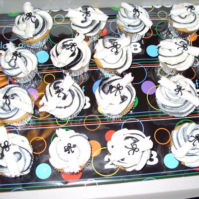 Graduation Cupcakes With Diploma