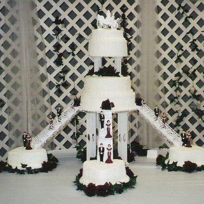Round Tiered Wedding Cake With Heart Side Cakes