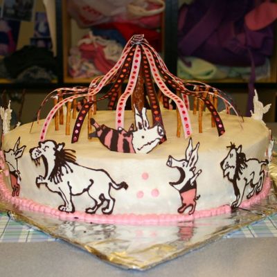 Olivia Saves The Circus Cake