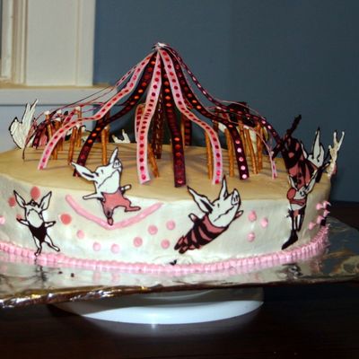 Olivia Saves The Circus Cake