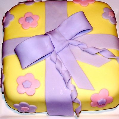 Fondant_Present_Cake.jpg