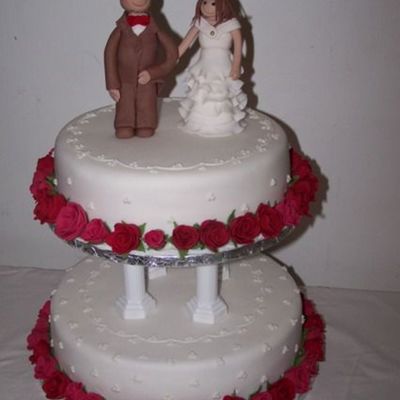 Round Wedding Cake With Red Roses