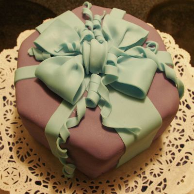 Wilton Ii Gift W/bow Cake