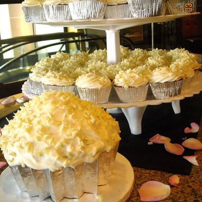 Red Velvet Wedding Cupcakes & Giant Cupcake