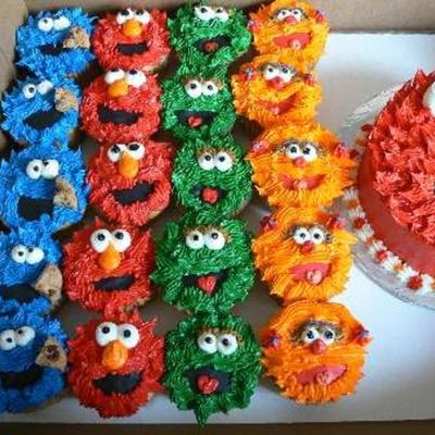 Elmo Smash Cake With Sesame Street Cupcakes