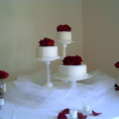 Round Fondant Cakes With Fresh Roses