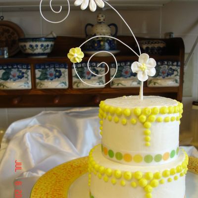 Daisy Dots Mini Cake