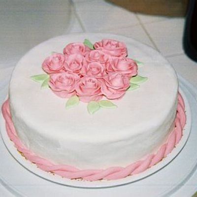 White Fondat Cake With Pink Roses