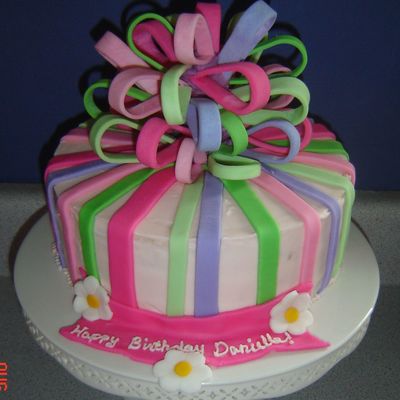 Girly Cake With Bow