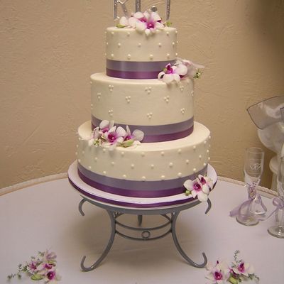 Round Wedding Cake With Orchids