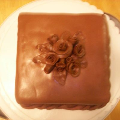 Tootsie Roll Roses Choclate Cake