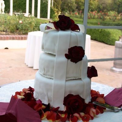 White Cake W/red Roses