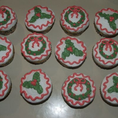 Wreath & Holly Cupcakes