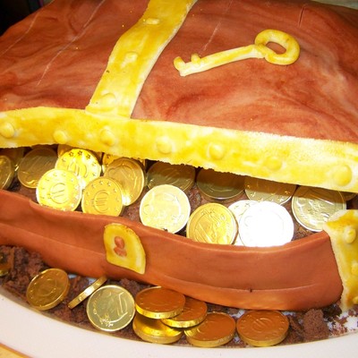 Treasure Chest Cake And Cupcakes.