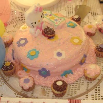 Hello Kitty And Mini Cupcakes