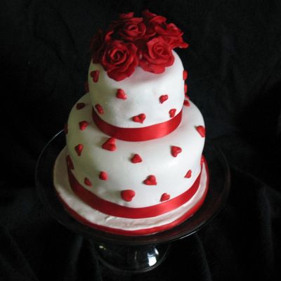 Mini Cake With Red Roses