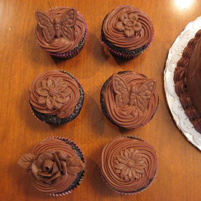 Chocolate Buttercream Cupcakes With Chocolate Accents