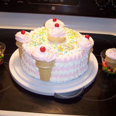 Ice Cream Cone Cakes & Ice Cream Cone Cupcakes