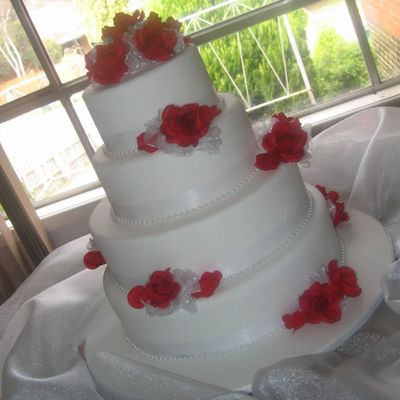 Red Roses Wedding Cake