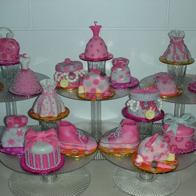 18 Mini Debutante Cakes