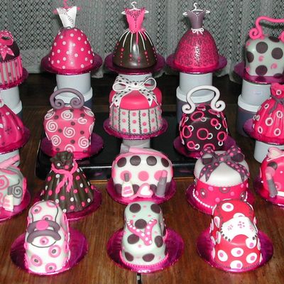 18 Mini Cakes For Debutante