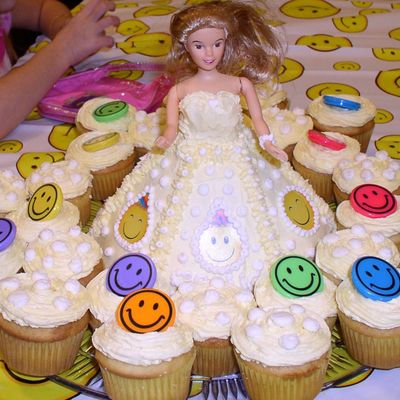 Smiley Doll With Cupcakes