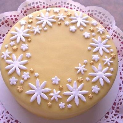 Gold-Yellow-White Flowerscake