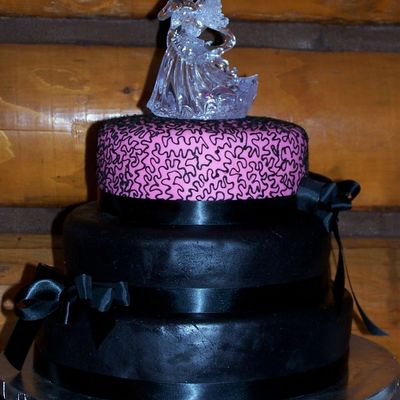 Black And Pink Round Wedding Cake