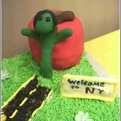 This Is A Different View Of The Moving To Ny (Big Apple) Cake