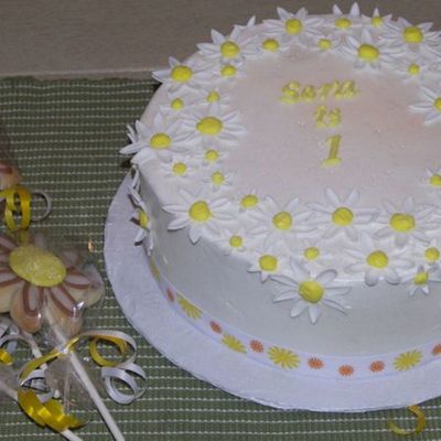 Daisy Cake With Daisy Cookie Favours