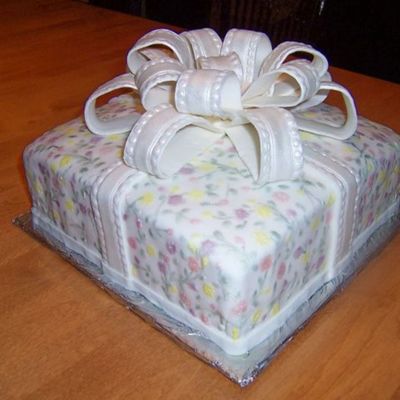 Present Cake With Fondant Bow