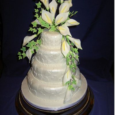 Cala Lilies And Variagated Ivy Wedding Cake