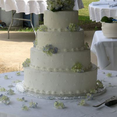 Round, Simple Cake With Real Hydrangeas