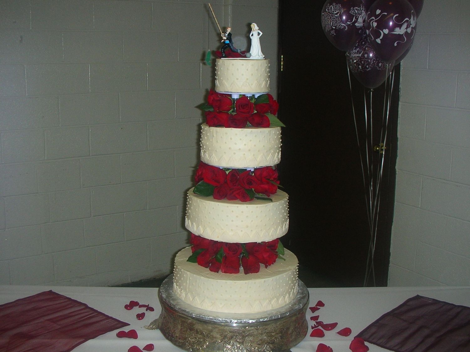 Roses In The Middle Wedding Cake