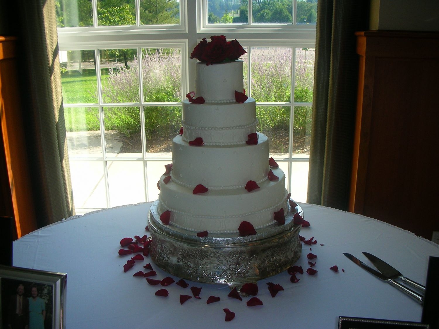 White Pearl Wedding Cake