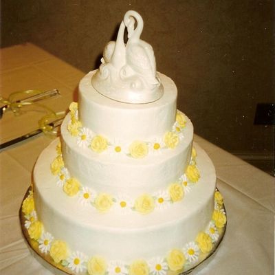 Round Wedding Cake With Daises And Yellow Roses