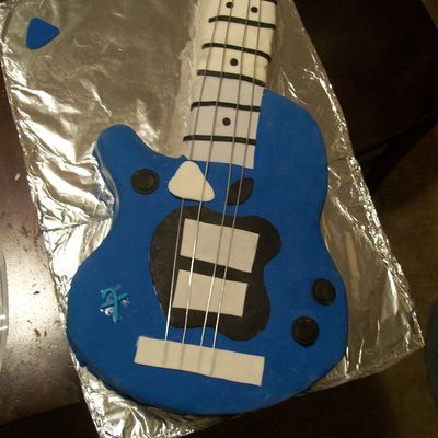 Apple Guitar Cake
