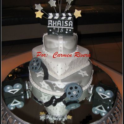 Pasta Laminada Pintada En Plateado Y Perlado Con Decoraciones Hechas En Tylose Y Fondant