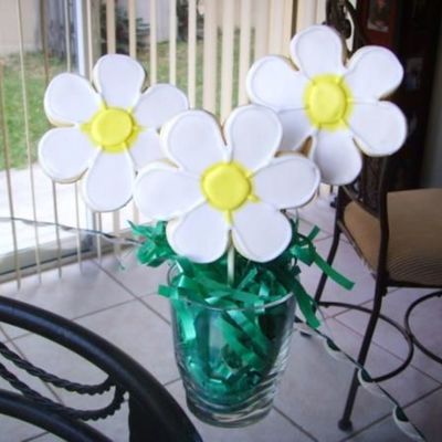 White And Yellow Daisy Cookies