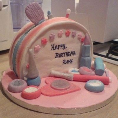 Make Up Bag Cake