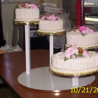 Round Wedding Cakes In Merengues Frosting