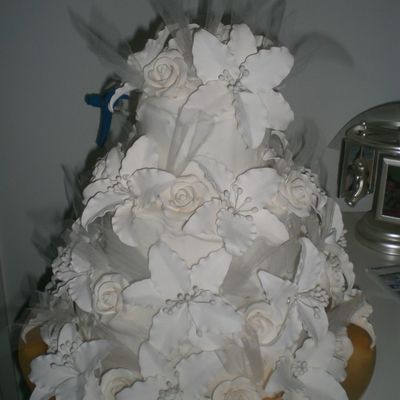 Lilly And Rose Wedding Cake