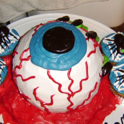 Eyeball Cake With Spider Cupcakes