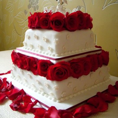 Red Roses Wedding Cake